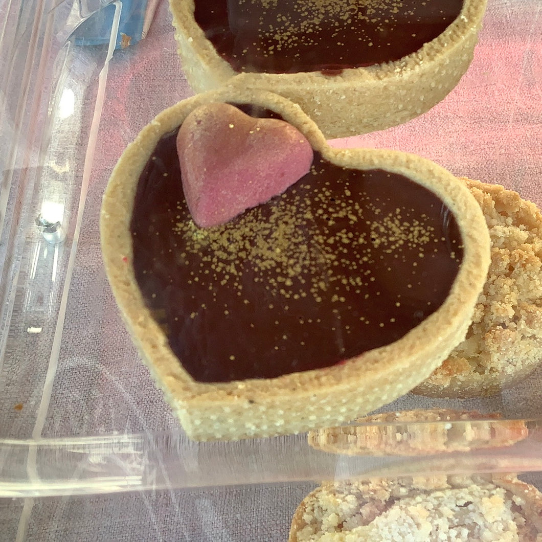 Valentine raspberry chocolate tart